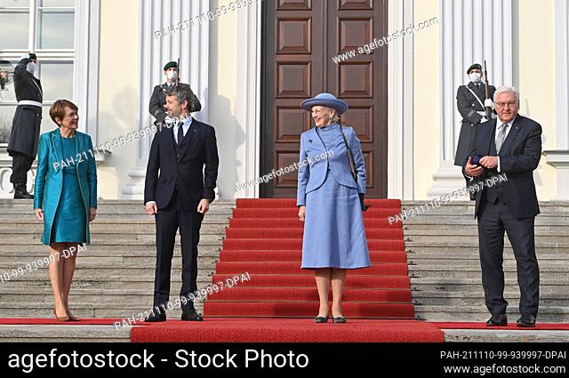 10 November 2021, Berlin: Federal President Frank-Walter Steinmeier (r) and his wife Elke Büdenbender (l) welcome Crown Prince Frederik of Denmark and Margrethe...