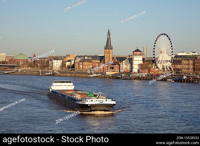 Rheinufer mit Schlossturm und Riesenrad, Düsseldorf, Nordrhein-Westfalen, Deutschland, Europa