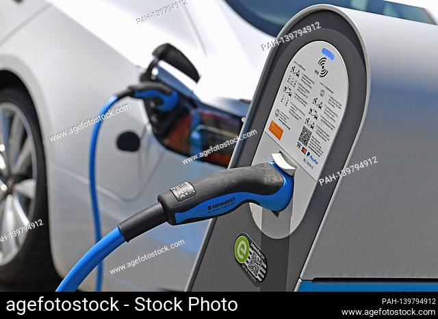 Topic picture expansion of the charging infrastructure. E-cars are charged at charging posts in Wolfsburg. TESLA, electric car-e-car is being charged