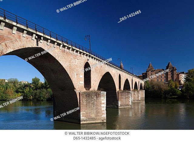 France, Midi-Pyrenees Region, Tarn-et-Garonne Department, Montauban, Pont Vieux bridge and Musee Ingres art museum