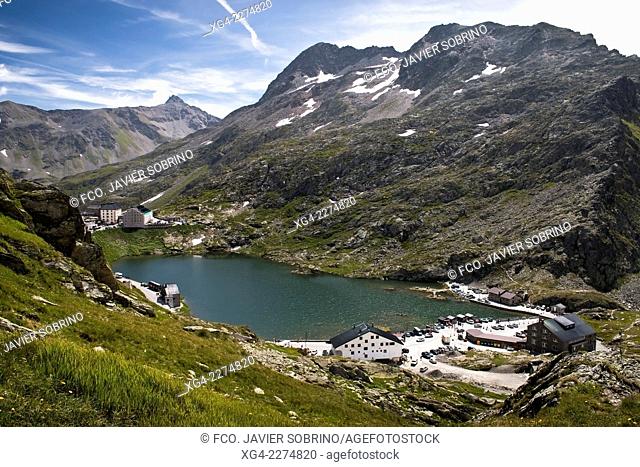 Estatua de San Bernardo – Paso del Gran San Bernardo entre Aosta y Martigny – Alpes - Val d’Aosta – Italia – Suiza - Europa