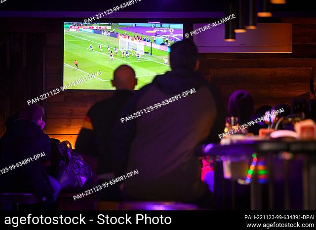23 November 2022, Hamburg: Soccer: World Cup, Germany - Japan, preliminary round, Group E, Matchday 1, guests at a pub in the St