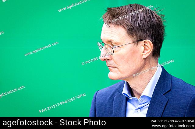 17 December 2021, Lower Saxony, Hanover: Karl Lauterbach (SPD), Federal Minister of Health, gives a press statement after visiting the vaccination centre in the...