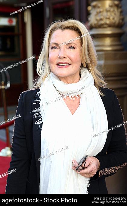 01 September 2021, Hamburg: Jane Comerford, singer, stands on the red carpet in front of the Schmidts Tivoli Theater. With an anniversary gala and many...