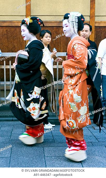 'Maikos' (geisha apprentices) walking to their evening appointment in the traditional quarters of Gion and Pontocho. Kyoto. Kansai, Japan