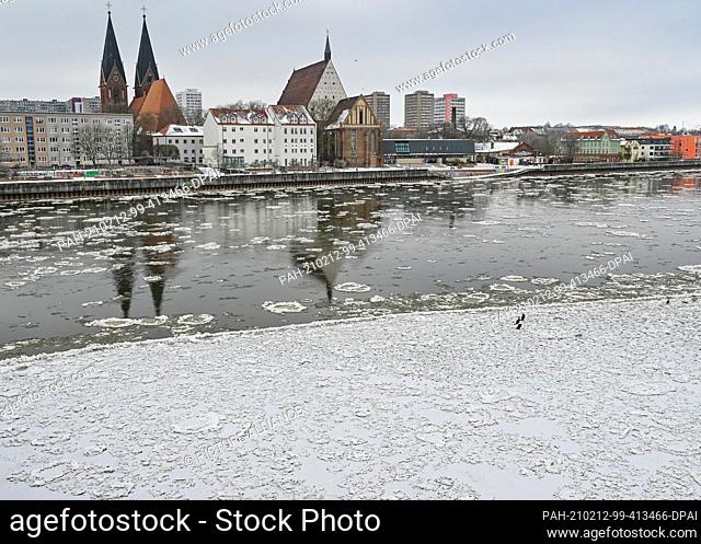 12 February 2021, Brandenburg, Frankfurt (Oder): View from the city bridge, the German-Polish border crossing, on ice floes, so-called Brieger Gänse