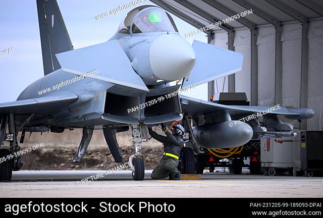 05 December 2023, Romania, Constanta: Bundeswehr soldiers prepare a German Eurofighter for take-off at the Mihail Kogalniceanu airfield near Constanta (Romania)