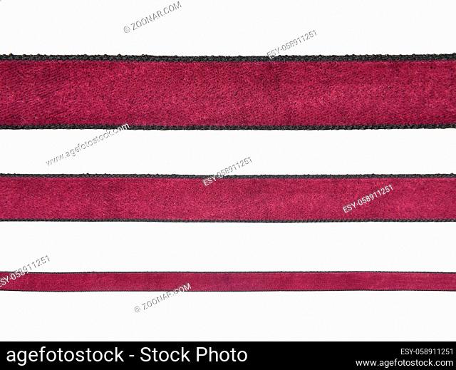 Hintergrund mit weinroten Samtbändern auf weiss - Background with cared-red velvet ribbons