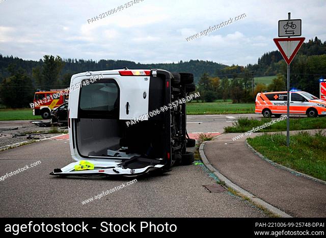 06 October 2022, Baden-Württemberg, Fichtenberg: A minibus lies on its side after an accident. In an accident between the minibus and a car