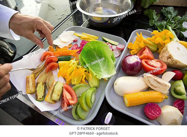 LAURENT CLEMENT, STARRED CHEF AT THE RESTAURANT LE GRAND MONARQUE, PREPARING A DISH WITH ORGANIC VEGETABLES, CHARTRES, EURE-ET-LOIR (28), FRANCE