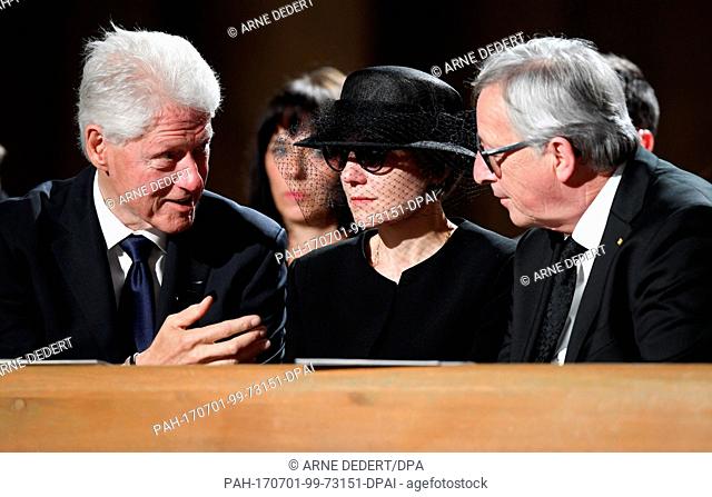 The former US president Bill Clinton (L), Maike Kohl-Richter (M) and president of the EU commisiion Jean-Claude Juncker partake in the pontifical requiem for...