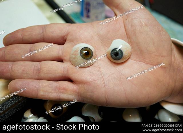 PRODUCTION - 14 December 2023, Berlin: Jan Liebermann the shells of two ocular prostheses. Photo: Joerg Carstensen/dpa. - Berlin/Berlin/Germany