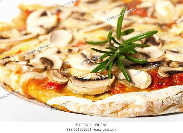 italienische Pizza Funghi auf einem weißen Teller