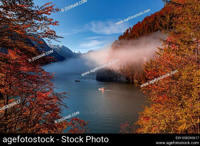 Morgennebel im Herbst über dem Königssee im Berchtesgadener Land, Bayern, Deutschland. Fog over the Königssee in Berchtesgadener Land, Bavaria, Germany
