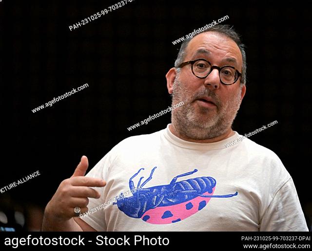 25 October 2023, Berlin: Director Barrie Kosky, taken before the start of the film and photo rehearsal for the play ""Chicago"" at the Schillertheater (Komische...