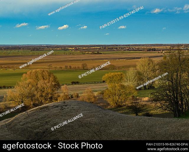13 March 2021, Brandenburg, Mallnow: View from the slopes at the edge of the Oderbruch, a region in the east of the state of Brandenburg