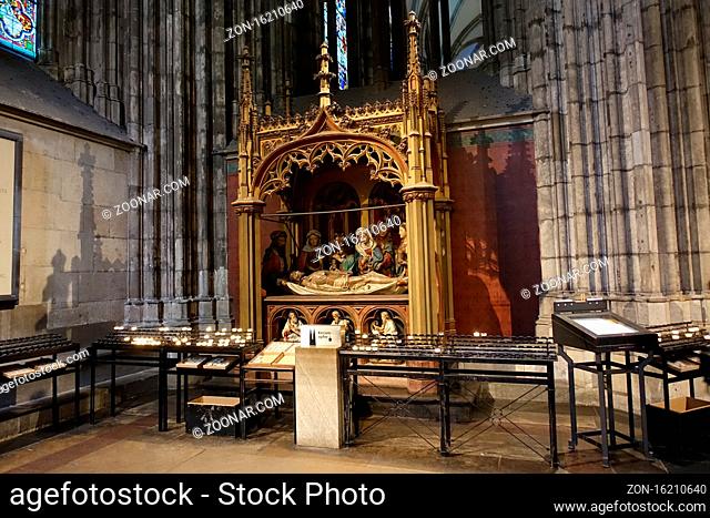 Opferkerzen und Opferstock vor einer Pietà im Kölner Dom, Köln, Nordrhein-Westfalen, Deutschland
