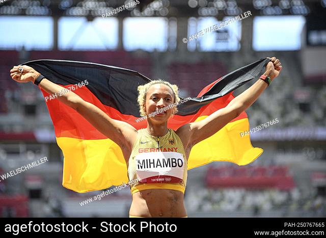 jubilation winner Malaika MIHAMBO (GER / 1st place) with flag, flag. Athletics Final Women's Long Jump, Women's Long Jump Final, on August 3rd