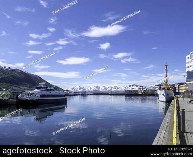harbour scene in Tromso, june 2020 | usage worldwide. - Tromsö/Troms/Norway