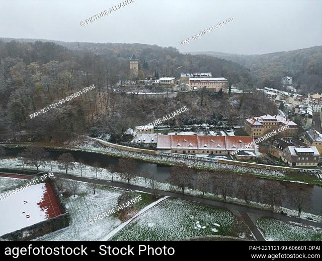 21 November 2022, Thuringia, Gera: Little snow can be seen in the city forest with Osterstein Castle and the White Elster River