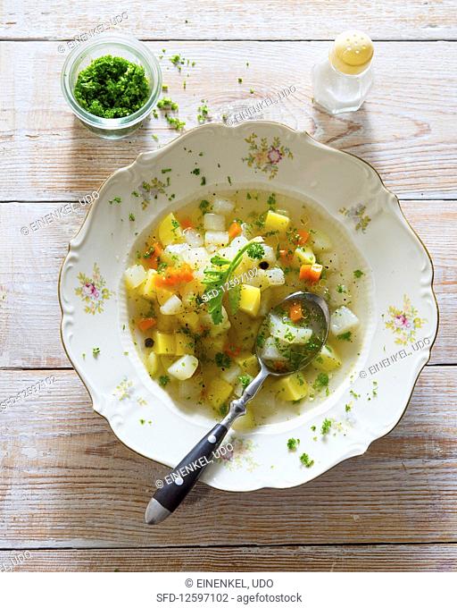 Kohlrabi soup with parsley