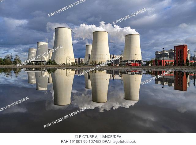 30 September 2019, Brandenburg, Jänschwalde: The steaming cooling towers of the Jänschwalde lignite-fired power plant of Lausitzer Energie Bergbau AG (LEAG) are...