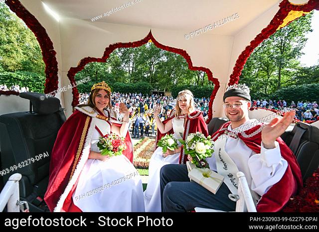 03 September 2023, Lower Saxony, Wiesmoor: The newly crowned royal family on their coronation float, blossom queen Leonie Landherr (l-r)