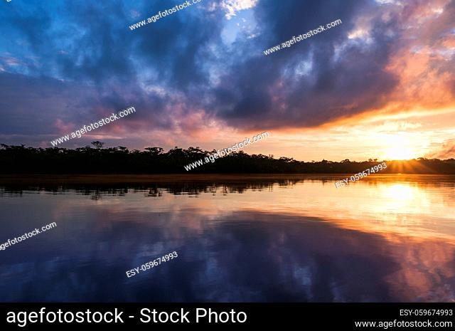Sonnenuntergang im Naturreservat Cuyabeno , Amazonien , Oriente, Ecuador