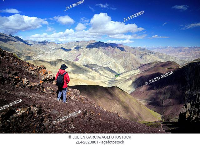 India, Jammu and Kashmir State, Himalaya, Ladakh, Hemis National Park, hiker at the Stok La pass (4850m) looking towards the Rumbak valley, Model Released