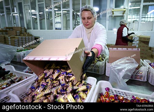 RUSSIA, LUGANSK - DECEMBER 21, 2023: An employee packs New Year goodie bags at the Lakond confectionery factory. Alexander Reka/TASS