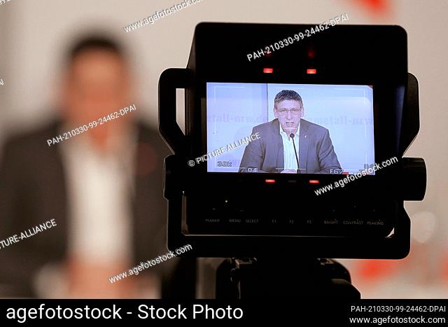 30 March 2021, North Rhine-Westphalia, Duesseldorf: Knut Giesler, District Manager of IG Metall North Rhine-Westphalia, follows a press conference and can be...