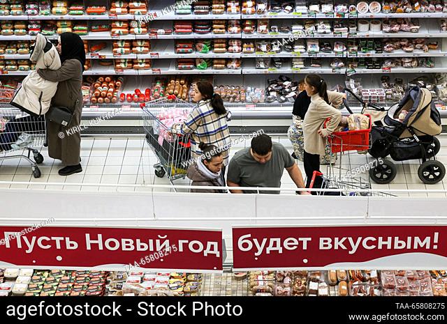 RUSSIA, NOVOSIBIRSK - DECEMBER 16, 2023: Sausages are on sale in an Auchan hypermarket. Kirill Kukhmar/TASS