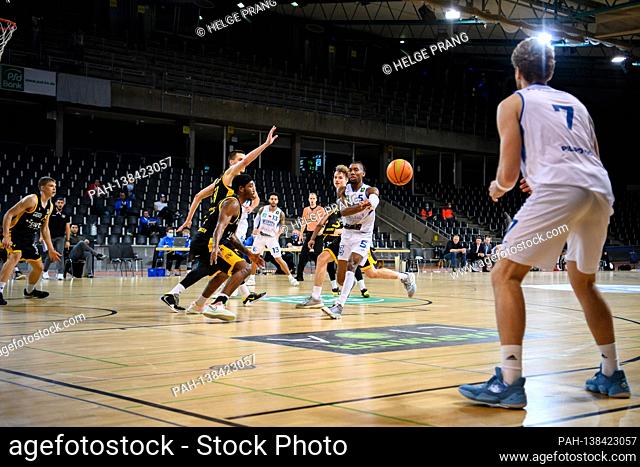 Gregory Clay Foster (Lions) plays a pass on Antonio Pilipovic (Lions). GES / Basketball / ProA: PSK Lions - Tigers Tuebingen, 23.12