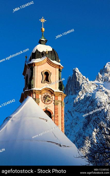 Church tower of the Church of St. Peter and Paul in Mittenwald against Karwendel Mountains, Werdenfelser Land, Upper Bavaria, Bavaria, Southern Germany, Germany
