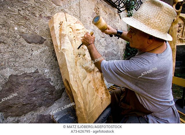 'Dal Medioevo al Terzo Millennio' Exhibition. The wood-carver Gianmario Monella at work. Sellero. Lombardia-Valcamonica. Italy