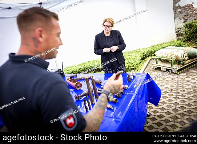 15 August 2023, Lower Saxony, Hanover: Daniela Behrens (SPD), Minister of the Interior of Lower Saxony, talks to staff during a visit from the Lower Saxony...