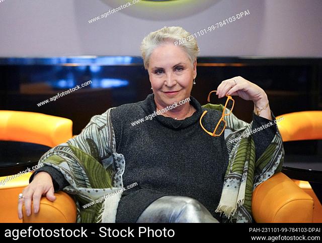 PRODUCTION - 01 November 2023, Hamburg: Actress Katerina Jacob sits in the lobby of a downtown hotel. On November 3, the new episode of the ARD series ""Anna...