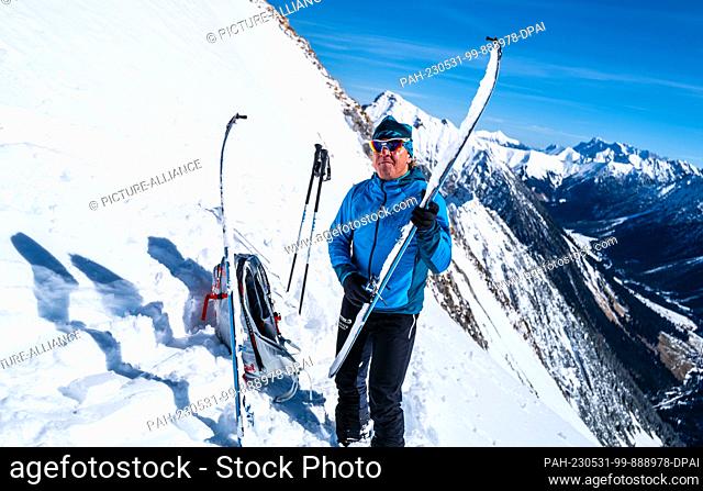 FILED - 16 March 2023, Austria, ---: German mountaineer Luis Stitzinger stands on the Elmer Muttekopf (2350 meters) in the Lechtal Alps in Tyrol