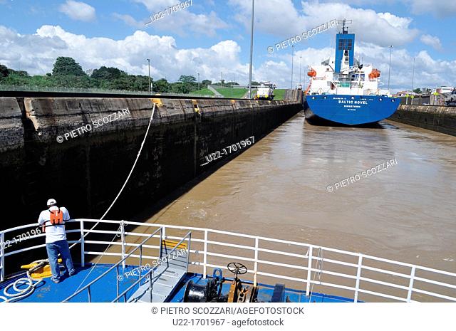 Canal de Panamá Panama: ships crossing the Miraflores lock