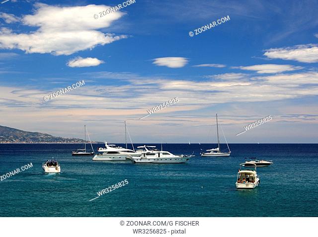 Segeljachten und Motor-Boote vor der Côte d'Azur-Küste, Südfrankreich / Saling yachts and motor-boats off the Côte d'Azur coast, South ofFrance