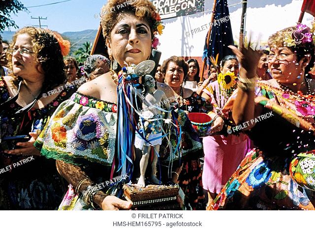 Mexico, Chiapas State, Women carrying a statue of San Sebastian during the San Sebastian Festival in Chiapa de Corzo town