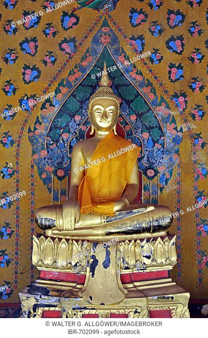 Buddha statue, Wat Arun (Tempel of the Dawn), Bangkok, Thailand, Southeast Asia