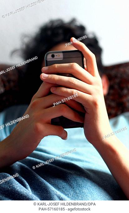 ILLUSTRATION - A 17-year-old boy is using an iPhone 6 in Wuerzburg, Germany, 1 April 2015. Photo: Karl-Josef Hildenbrand /dpa | usage worldwide