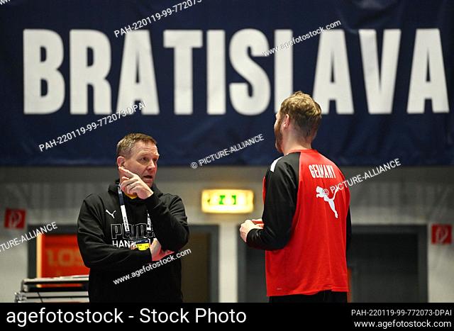 19 January 2022, Slovakia, Bratislava: Handball: European Championship. Head coach Alfred Gislason (l) and goalkeeper Johannes Bitter