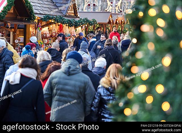 17 December 2023, Berlín: Image of a Christmas market in Berlin. According to the Ifo economic institute, the mood of the German economy dropped surprisingly in...