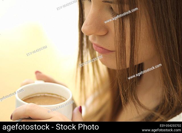 mujer joven bebiendo de una taza, islas baleares, Spain
