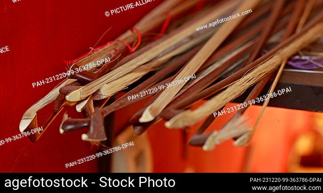 20 December 2023, Saxony-Anhalt, Wernigerode: View of discarded violin bows in the workshop. Master violin maker Matthias Vorbrodt is the only one of his kind...