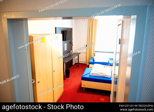 01 November 2023, Hamburg: Looking into a room in a shelter for homeless people in the winter emergency program in Moorfleet