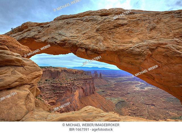 Mesa Arch stone arch, Island in the Sky, Canyonlands National Park, Moab, Utah, USA, America