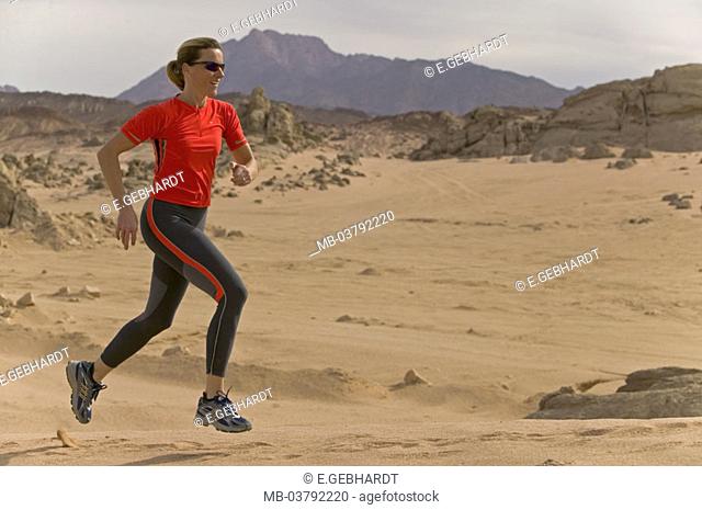 Woman, Jogging, on the side, Wüstenlandschaft   Series, 39 years, 30-40 years, cheerfully, smiling, sun glass, clothing, athletically, sport, sport, running